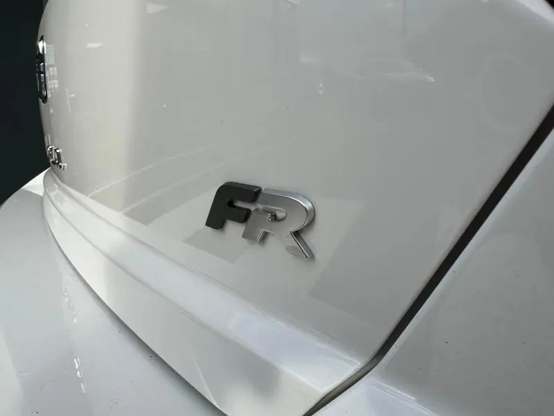 Gros plan sur l'arrière blanc Nevada métal d'une SEAT Ibiza 2025, mettant en valeur l'emblème FR chromé et noir.