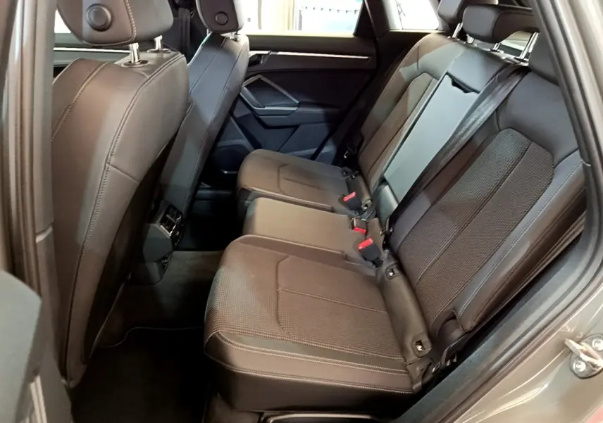 Vue intérieure côté droit des sièges arrière noirs en tissu et cuir de l'Audi Q3 35 TFSI S Line 2021.