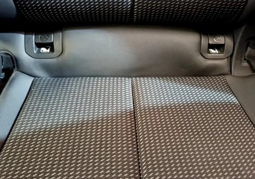 Gros plan sur l'assise arrière en tissu gris à motif pied-de-poule de l'Audi Q3 35 TFSI S Line 2021.