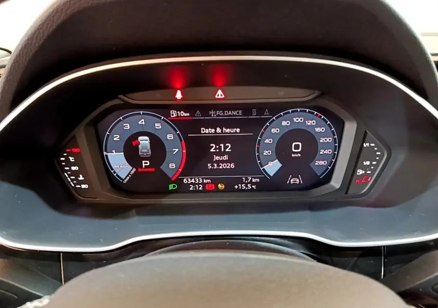 Tableau de bord numérique de l'Audi Q3 35 TFSI gris foncé, affichage multifonctions et compteurs digitaux vus de face.