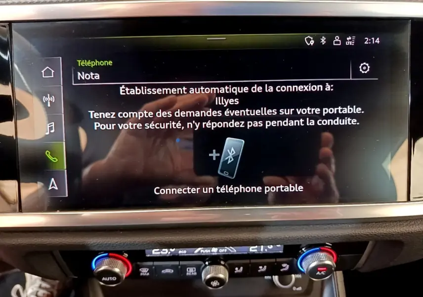 Écran tactile central affichant la connexion Bluetooth dans l’Audi Q3 gris foncé, vue intérieure avant.