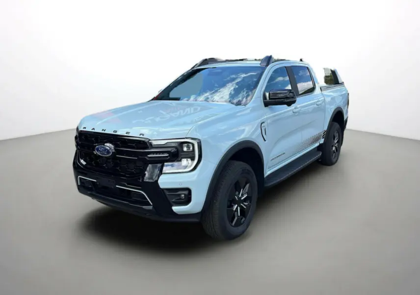 Ford Ranger 2.3 PHEV gris zen en 3/4 avant droit avec calandre noire et jantes alu noires.