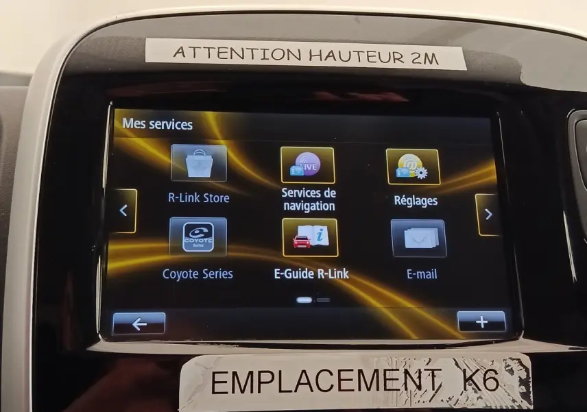 Écran tactile intérieur du Renault Trafic Fourgon blanc, affichant le menu des services connectés R-Link.