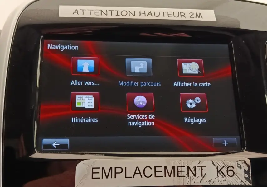 Écran tactile de navigation du Renault Trafic Fourgon blanc, vue rapprochée de la console centrale.