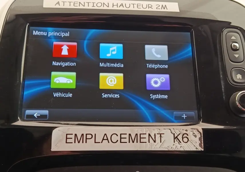 Écran tactile central du Renault Trafic Fourgon blanc, affichant le menu principal multimédia et navigation.