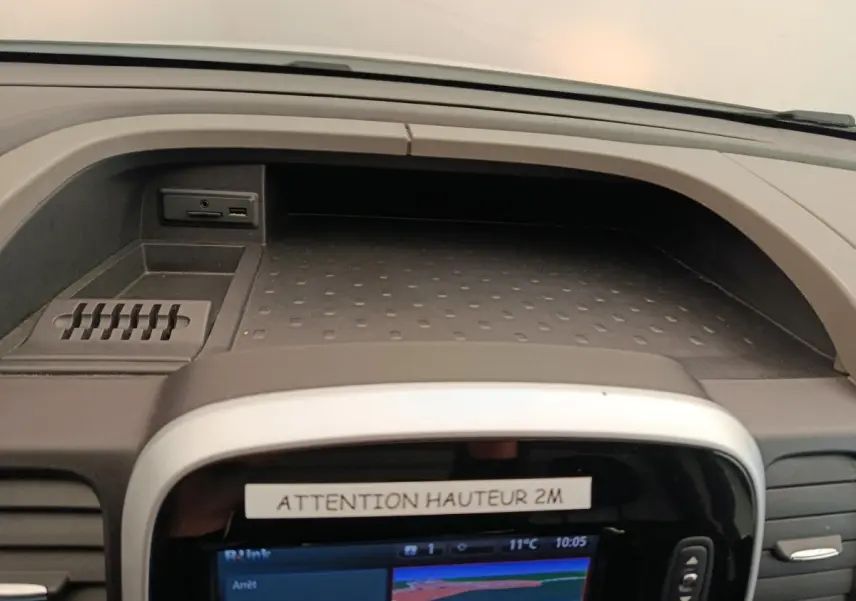 Vue rapprochée de la console centrale du Renault Trafic blanc, avec écran tactile et indication hauteur 2 mètres.