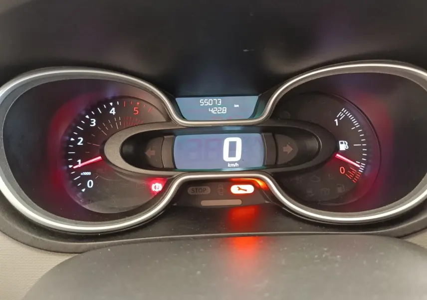 Vue rapprochée du tableau de bord du Renault Trafic Fourgon blanc, affichant le compteur digital à 0 km/h et le compte-tours.