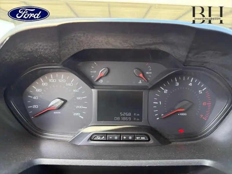 Tableau de bord et compteur du Peugeot Partner blanc 2019, vue frontale centrée sur les instruments de bord.
