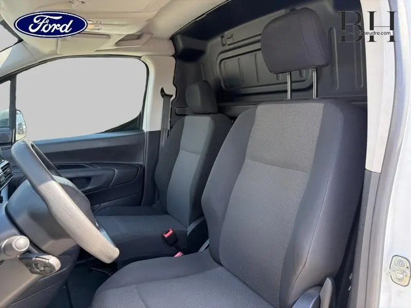 Intérieur avant du Peugeot Partner blanc, vue côté droit montrant les sièges tissu Curitiba Meltem et cloison tubulaire.