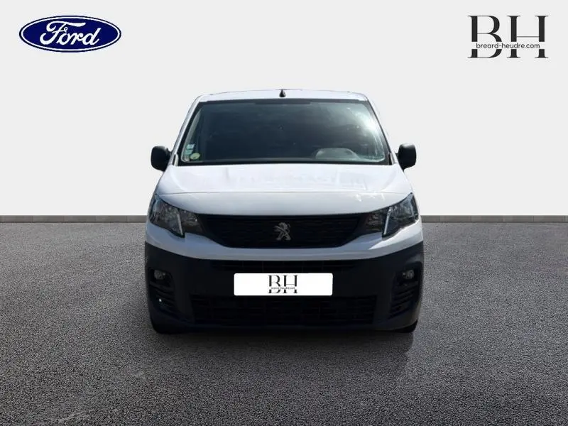 Vue de face du Peugeot Partner blanc 2019 avec calandre noire et boucliers avant noirs contrastants.