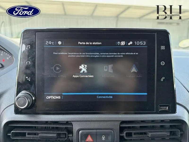 Écran tactile central du tableau de bord du Peugeot Partner blanc, affichant le menu des apps connectées.