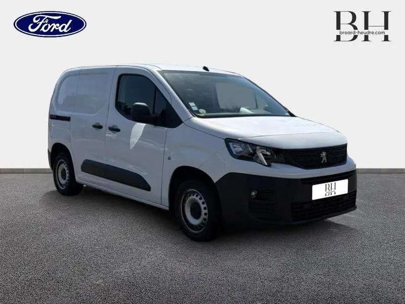 Peugeot Partner blanc vue 3/4 avant droit avec portes latérales et boucliers noirs contrastants.