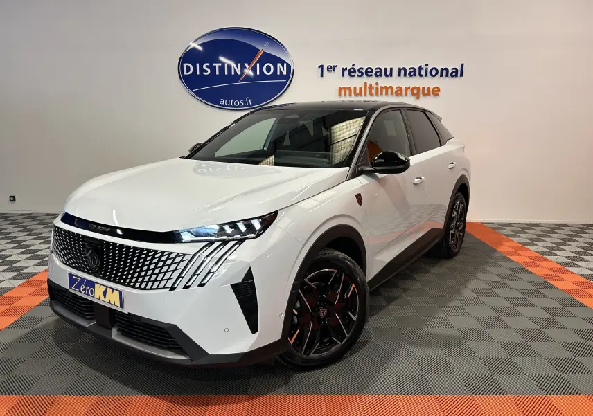 Peugeot 3008 Hybrid blanc Okenite vue 3/4 avant droit, avec calandre distinctive et jantes noires bi-ton.