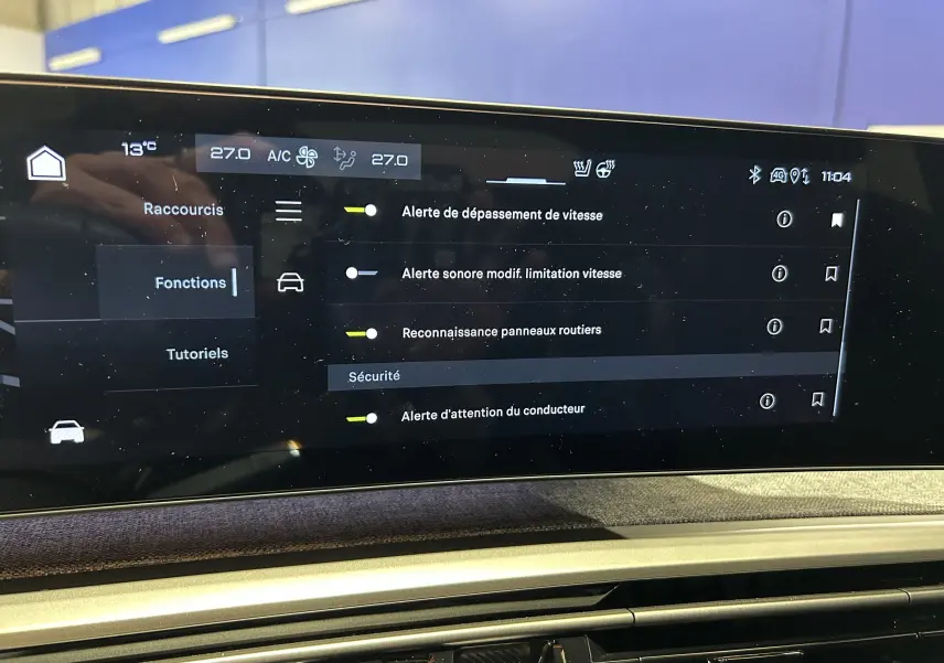 Écran tactile central du Peugeot 3008 III Hybrid 145 GT affichant les réglages d'alertes de sécurité, intérieur moderne.