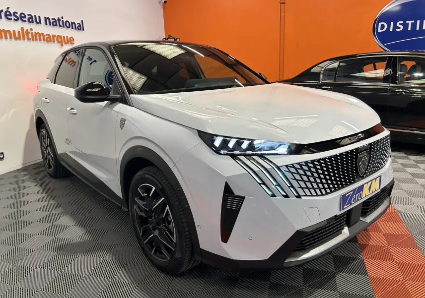 Peugeot 3008 Hybrid blanc Okenite en 3/4 avant droit, avec calandre distinctive et phares LED allumés.