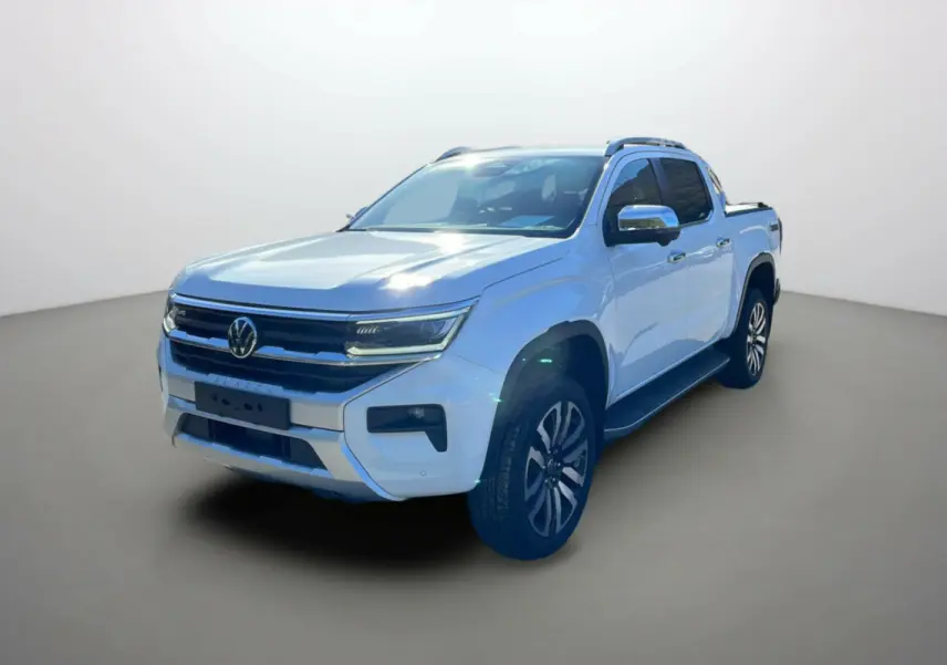 Volkswagen Amarok Simple Cabine blanc en 3/4 avant droit, avec calandre noire et jantes alliage distinctives.