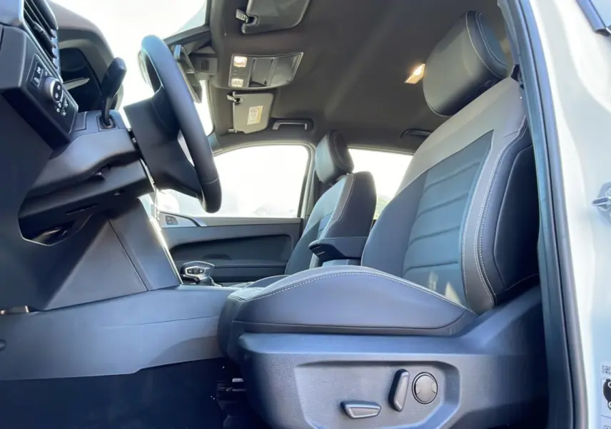 Intérieur du Volkswagen Amarok Simple Cabine blanc 2025, vue côté conducteur sur sièges en cuir et tableau de bord.