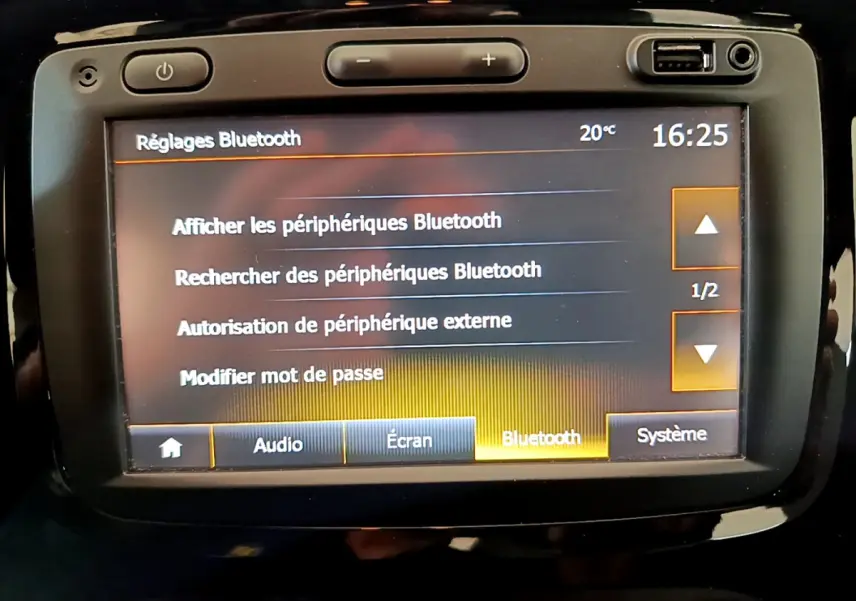 Écran tactile central du Renault Captur Business gris foncé affichant les réglages Bluetooth à 16h25