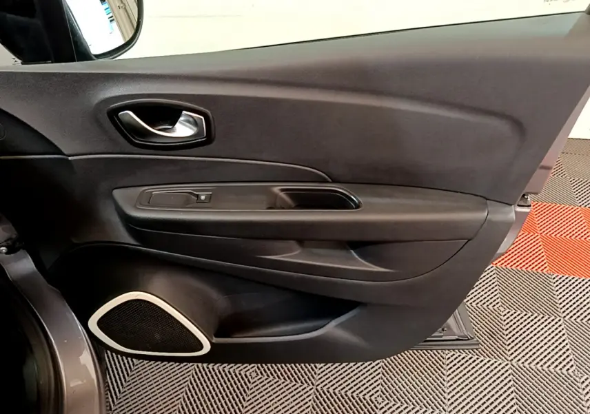Vue intérieure du panneau de porte avant gauche gris foncé du Renault Captur Business ENERGY TCe 90 E6C avec haut-parleur intégré.