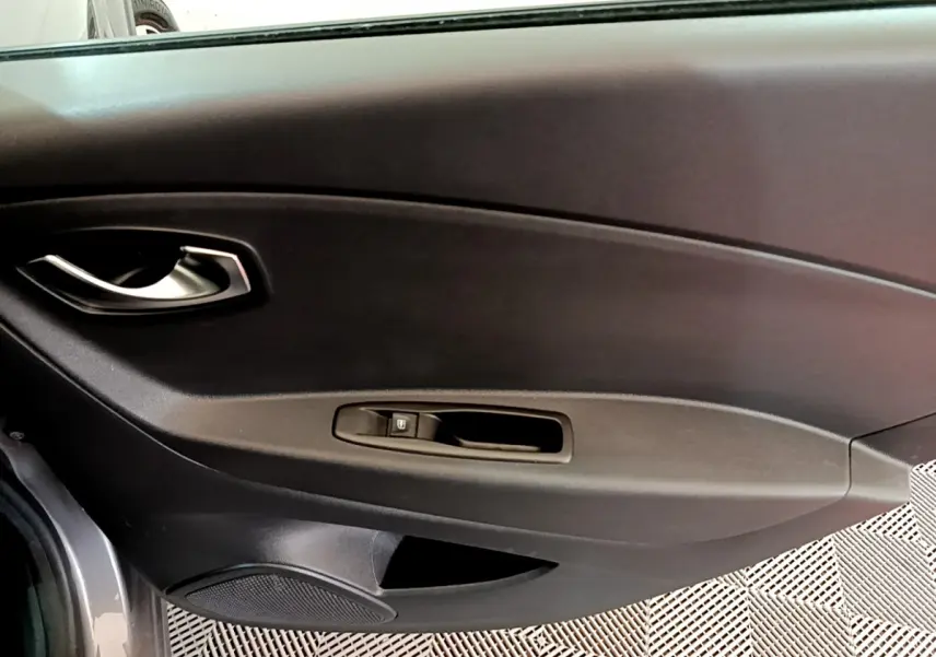 Poignée intérieure et commande de vitre côté gauche de la porte gris foncé du Renault Captur Business 2018.