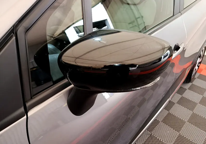 Rétroviseur noir en gros plan côté gauche du Renault Captur gris foncé Business ENERGY TCe 90 E6C 2018.