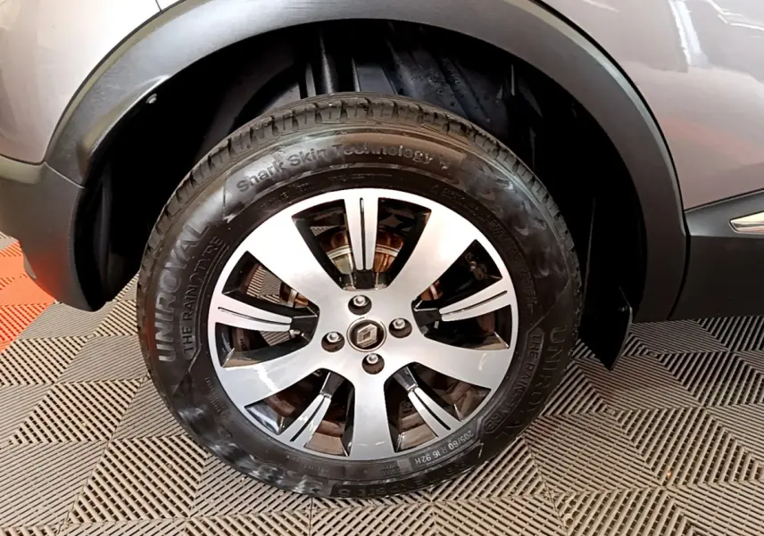 Gros plan sur la roue avant gauche du Renault Captur Business gris foncé, avec jante alliage et logo Renault visible.