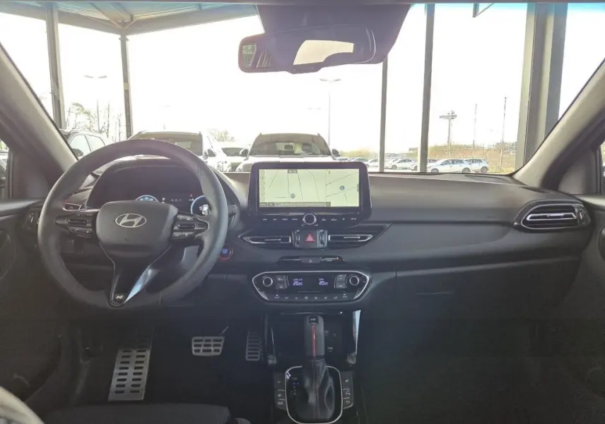 Vue intérieure avant du tableau de bord de la Hyundai i30 SW N-LINE 2025 avec écran tactile et volant multifonction noir.