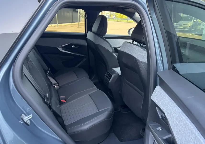 Vue intérieure côté gauche sur la banquette arrière et les sièges avant du Peugeot 3008 bleu Ingaro 2024.
