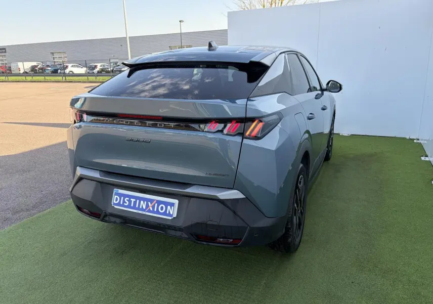 Vue 3/4 arrière droite d’un Peugeot 3008 bleu Ingaro avec feux arrière à LED en forme de griffes et toit noir brillant.