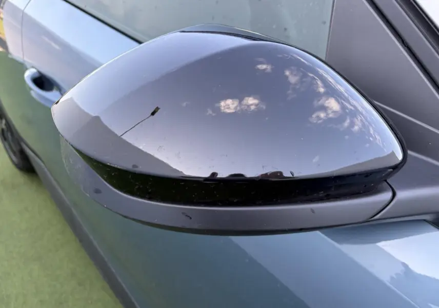 Rétroviseur extérieur droit noir brillant sur Peugeot 3008 bleu Ingaro, vue rapprochée côté droit.