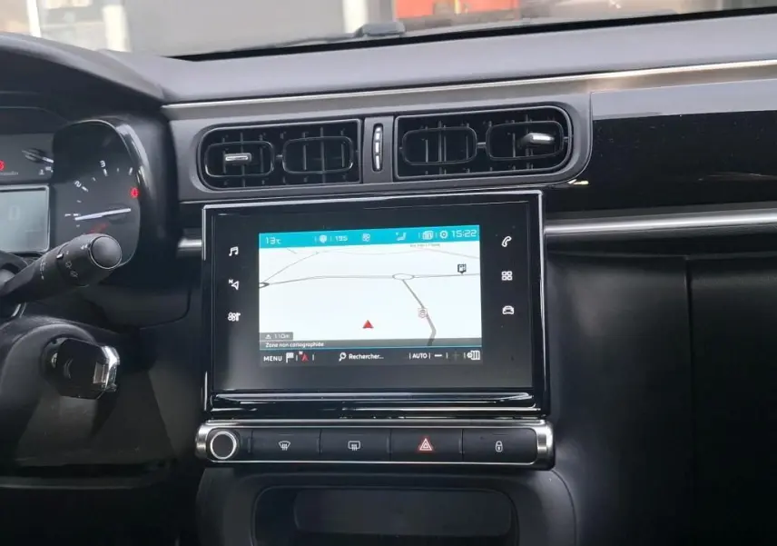 Vue rapprochée du tableau de bord noir de la Citroën C3 Société 2020, avec écran tactile affichant la navigation.