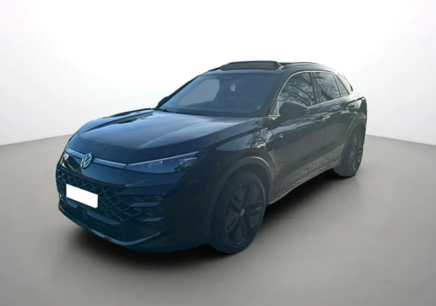 Volkswagen T-Roc noir ebène en 3/4 avant droit avec jantes noires et toit ouvrant panoramique visible.