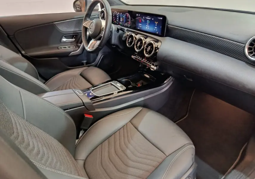Intérieur côté conducteur du Mercedes GLA 250 e 2023, avec tableau de bord numérique et volant cuir multifonctions.