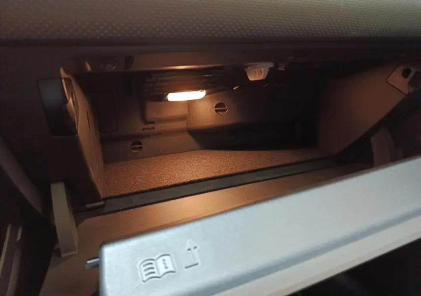 Intérieur du vide-poches côté passager éclairé de la Mercedes GLA 250 e Business Line 2023 gris foncé.