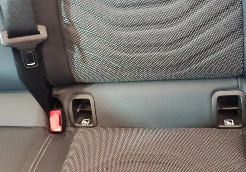 Détail de la banquette arrière grise du Mercedes GLA 250 e Business Line avec fixation Isofix et ceinture de sécurité.
