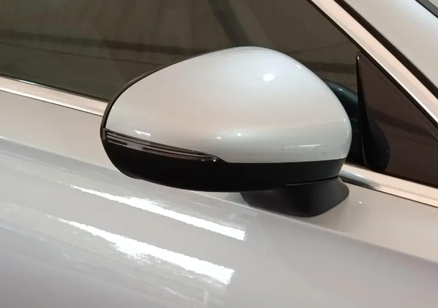 Gros plan sur le rétroviseur droit gris clair avec clignotant intégré d'un Mercedes GLA 250 e 2023.