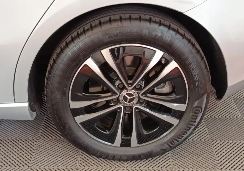 Gros plan sur la roue arrière droite d’une Mercedes GLA 250 e Business Line gris foncé avec jante alliage noire et argent.