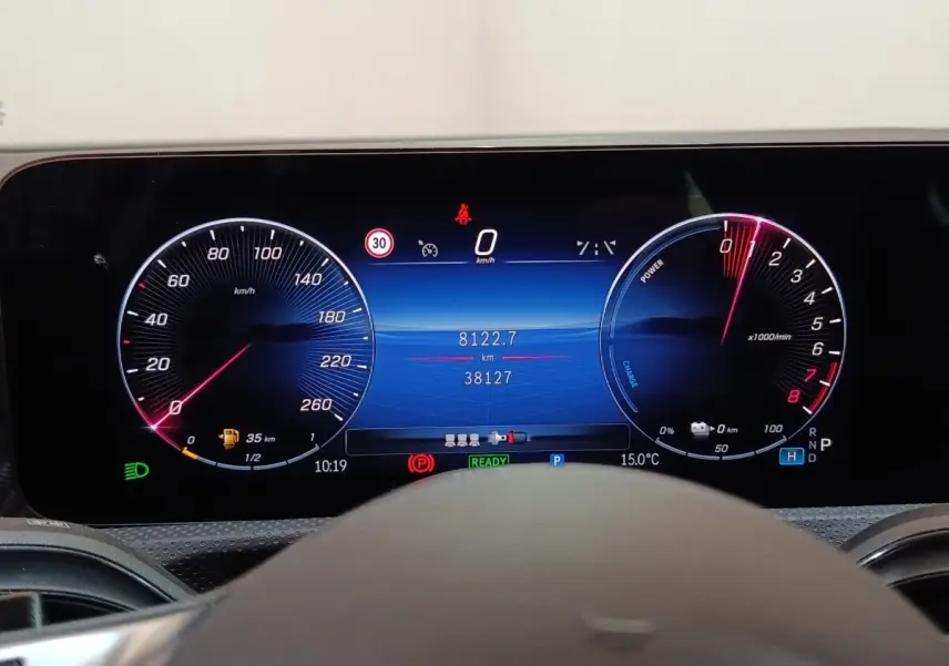 Vue rapprochée du tableau de bord numérique de la Mercedes GLA 250 e Business Line, affichage clair et moderne.
