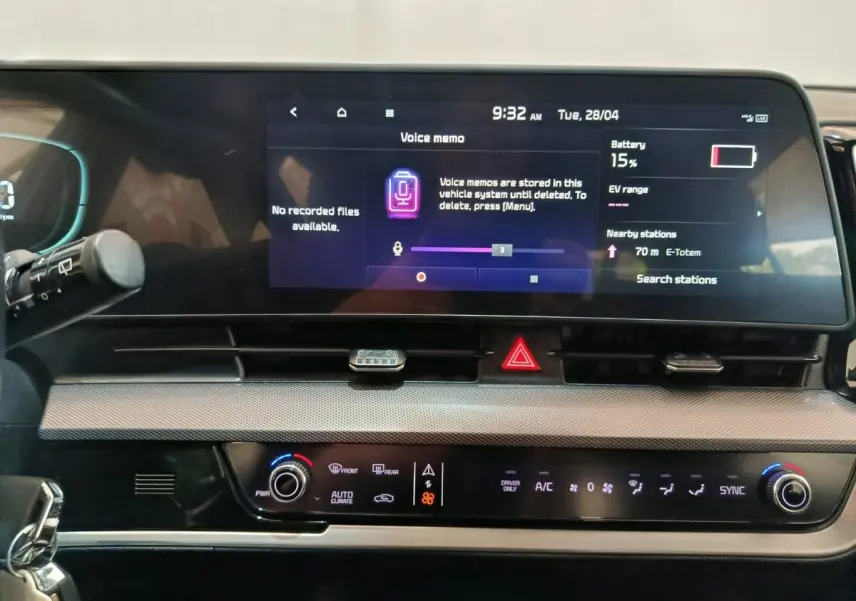 Tableau de bord du Kia Sportage hybride rechargeable 2022 avec écran tactile central et commandes climatisation digitales.