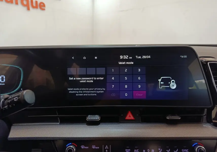 Écran tactile central du tableau de bord du Kia Sportage blanc, affichant le mode valet en intérieur.