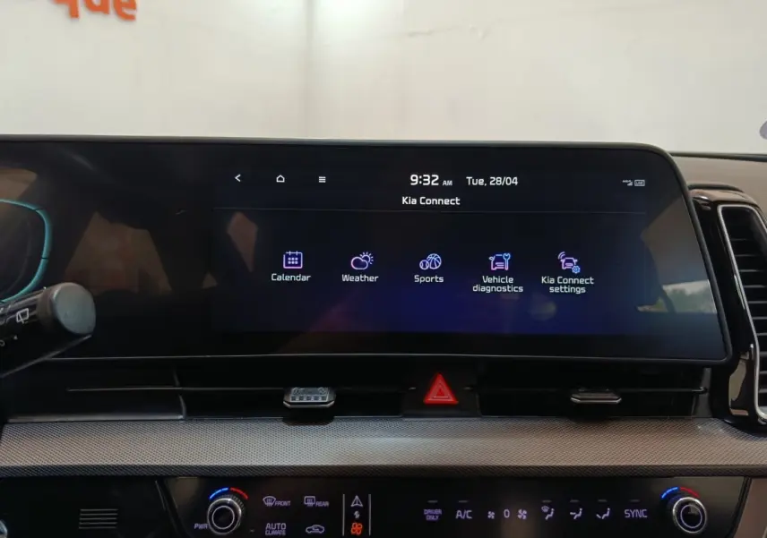 Écran tactile central du tableau de bord du Kia Sportage blanc 2022, affichant le menu Kia Connect.