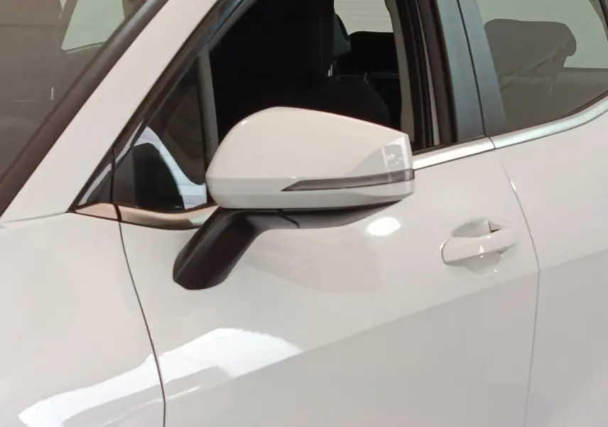 Gros plan sur le rétroviseur côté gauche blanc du Kia Sportage 2022 hybride rechargeable avec portière ouverte.
