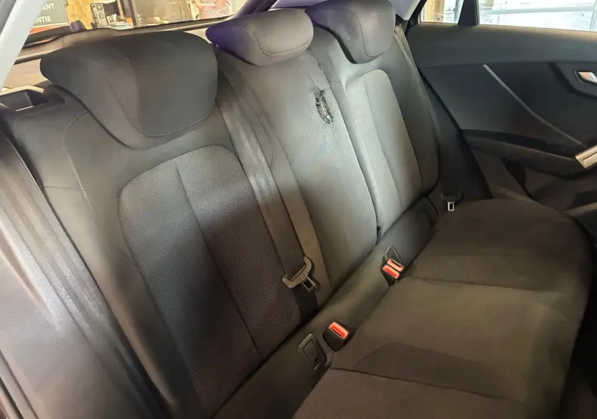 Vue intérieure côté droit des sièges arrière noirs en tissu de l'Audi Q2 30 1.6 TDI 116 BVM6 DESIGN 2020.