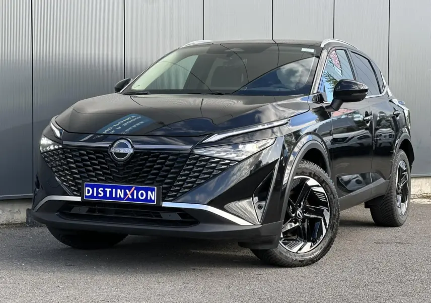 Nissan Qashqai 2025 noir nacré en 3/4 avant droit, avec calandre distinctive et jantes alliage noires.