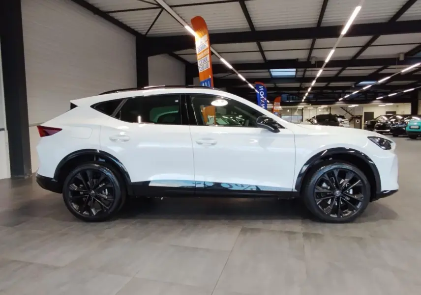 Cupra Formentor 2026 blanc Nevada, vue profil côté gauche, jantes alliage noires et bas de caisse noirs.