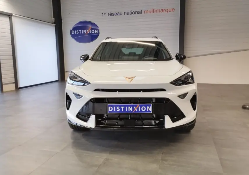 Vue avant d'un CUPRA Formentor 2.0 TDI blanc Nevada avec calandre noire et logo CUPRA cuivré visible.