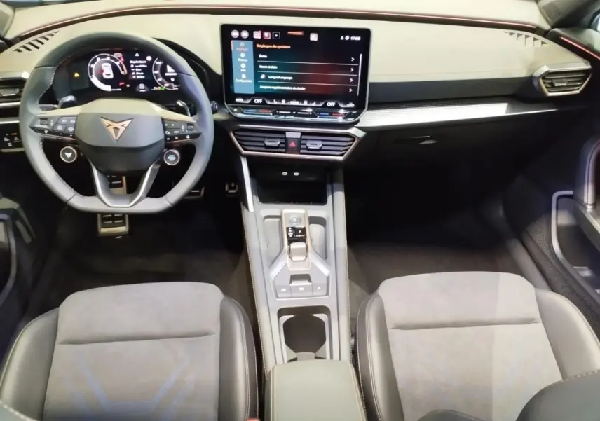 Vue intérieure avant du CUPRA Formentor 2026 avec sièges baquets suédine noir, volant cuir et écran tactile central.