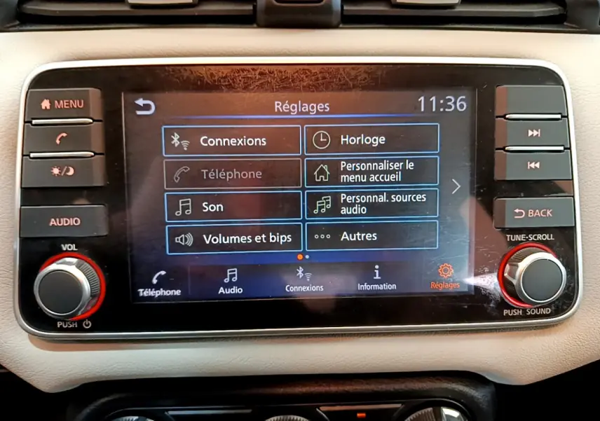 Écran tactile central de la Nissan Micra IG-T 92 Acenta 2022 affichant le menu Réglages en intérieur beige.
