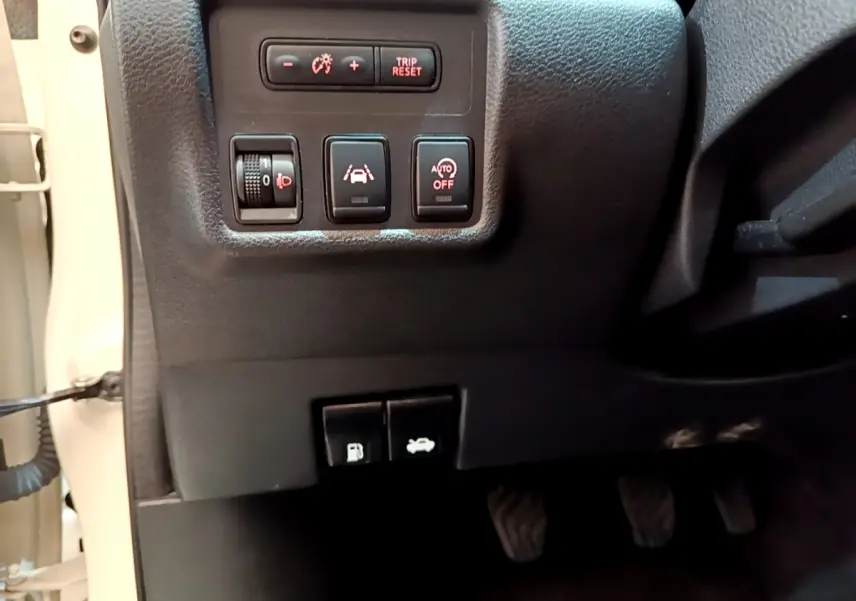 Vue rapprochée des commandes côté gauche du tableau de bord d'une Nissan Micra blanche 2022 IG-T 92 Acenta.