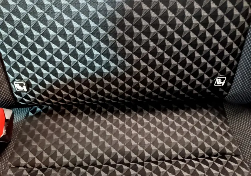 Gros plan sur la banquette arrière en tissu noir à motifs géométriques de la Nissan Micra IG-T 92 Acenta blanche.